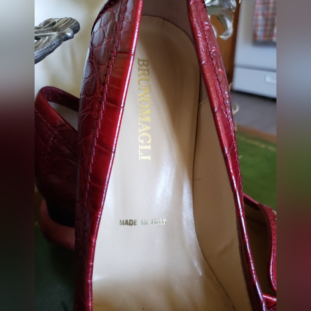 NWOT Brunomagli ruby red crocodile pumps - Picture 7 of 15